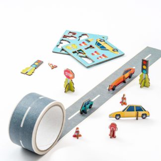 tejp med vägmotiv så att ditt barn kan bygga ett vägnätverk. Medföljer bilar, trafikljus, koner och skyltar. 20 meter lång.